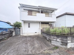 日々の暮らしを穏やかに受け止める、シンプルで落ち着いた佇まいの外観です。