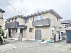 落ち着いた色調の外観が周辺の静かな街並みに馴染み、穏やかな暮らしを予感させる佇まいです。