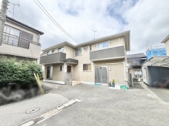 落ち着いた色合いの外壁が街並みに馴染む、穏やかな暮らしを予感させる佇まいです。