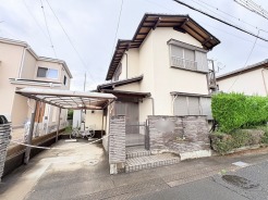 穏やかな住宅街に馴染む落ち着いた佇まいで、日々の暮らしに安らぎを感じさせる住まいです。