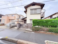周辺環境と調和する落ち着いた佇まいが、穏やかで心地よい暮らしの風景を演出しています。