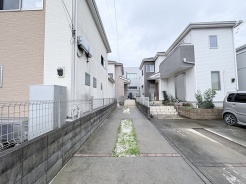 落ち着いた街並みに溶け込む、静かな空気が流れる住環境のアプローチです。