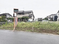 静かな住宅街に位置し、穏やかな時間の流れを感じられる開放的な空間が広がっています。