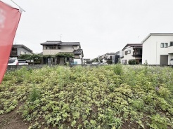 周囲の落ち着いた環境に溶け込み、これからの暮らしの可能性が広がる穏やかな時間が流れる敷地です。