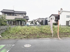 穏やかな空気が流れる住宅街に位置し、理想の住まいを形にするための広がりと可能性を感じる場所です。