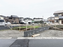 落ち着いた住宅街の一角にあり、これからの暮らしの可能性が広がる静かな敷地です。