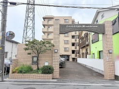 街の風景に穏やかに溶け込み、心地よい落ち着きを感じさせる佇まいが日々の帰宅を温かく迎えてくれます。