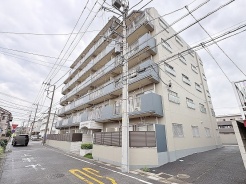 街並みに調和する落ち着いた佇まいで、日々の暮らしを穏やかに受け止めてくれる安心感のある外観です。