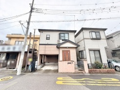 落ち着いた色合いの外壁と街並みに馴染む佇まいが、穏やかな暮らしの始まりを感じさせます。