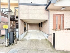 住まいの顔となるエントランスは、落ち着きのある佇まいで日々の暮らしを穏やかに迎えてくれます。