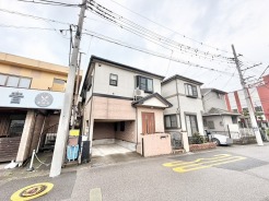 街並みに馴染む落ち着いた佇まいで、日々の暮らしを穏やかに受け止めてくれる住まいです。