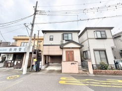 街並みに調和する落ち着いた佇まいで、日々の暮らしに静かな安心感をもたらしてくれる住まいです。