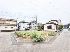 穏やかな住宅街に位置する、日々の暮らしに静かな落ち着きをもたらす広がりある敷地です。