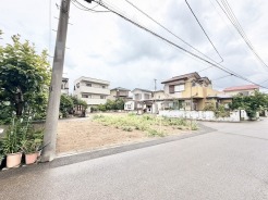 周辺環境に調和する、落ち着いた雰囲気の広がりを感じる敷地です。