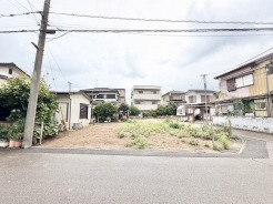 周囲の落ち着いた環境に溶け込み、自由な発想で暮らしを形にできるゆとりある広さが魅力的な敷地です。