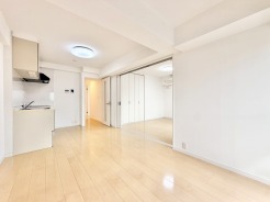 無駄のないシンプルな空間構成が、住まう人の個性を引き立てる穏やかな余白を感じさせます。