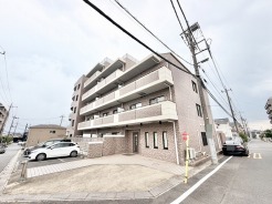 落ち着いた街並みに馴染むタイル貼りの外観が、日々の暮らしに安心感をもたらしてくれます。