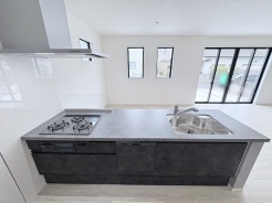 洗練されたモノトーンの色調が空間に落ち着きをもたらし、住まい全体に心地よい調和を感じさせます。
