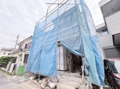 新しい暮らしを形作るためのプロセスを感じさせる、静かな佇まいの建設現場です。