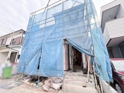 新しい住まいが着実に形作られていく様子から、完成への期待が高まる建設風景です。