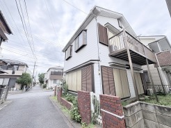 周辺の街並みと調和し、穏やかな日常の風景に自然と溶け込む落ち着いた佇まいの住まい。