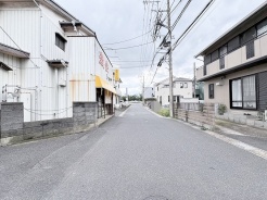 周辺の環境に馴染み、日常の暮らしが穏やかに流れる落ち着いた住宅街の風景。