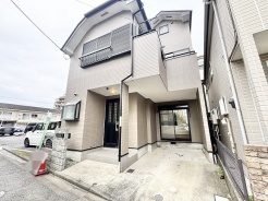 街並みに調和する落ち着いた色合いの外観が日常に心地よい時間を演出します