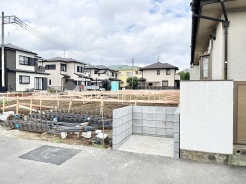穏やかな街並みに溶け込む、これからの暮らしを自由に描ける開放的な敷地です。