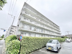 周囲の緑と調和しながら、落ち着いた佇まいで日々の暮らしを穏やかに包み込む住まいです。