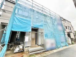 完成に向けて着実に歩みを進める建物の姿から、新しい暮らしが始まる期待と静かな高揚感が伝わってきます。