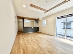 木の温もりと洗練された色彩が調和し、穏やかで広々とした心地よさを感じさせる空間です。
