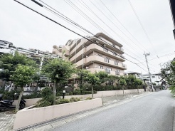 街並みに穏やかに溶け込み、日常に安心感と落ち着きをもたらす佇まいが魅力的な低層の住まいです。