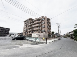 落ち着いた住宅街に佇み、周辺環境と調和しながら穏やかな暮らしの風景を形作るマンションの外観です。