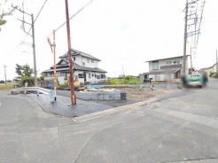 空が広く見渡せる開放的な立地で、のびのびとした暮らしを想像できる整った空間です。