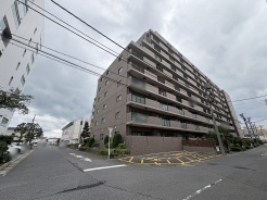 落ち着いた色合いの外観が街並みに馴染み、日々の暮らしに穏やかな安らぎをもたらす住まいです。