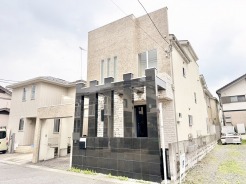 洗練された質感のコントラストが際立ち、街並みに落ち着きと深みをもたらす佇まい。