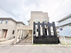 洗練されたコントラストが際立つ、重厚感と現代的な趣を感じさせる佇まいです。