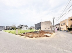 周辺の住環境と調和しながら、新しい暮らしの始まりを感じさせる広々とした敷地です。