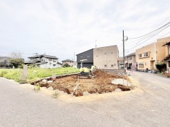 周囲の景観と調和する静かな住宅街に位置し、これからの暮らしを自由に描ける開放的な敷地です。