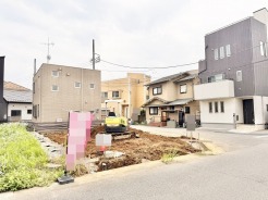 周辺環境と調和する穏やかな街並みに位置し、新たな暮らしの可能性が広がる落ち着いた区画です。