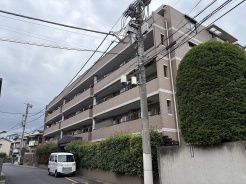 周囲の景観と調和しながら落ち着いた佇まいを見せる、洗練された外観デザインです。