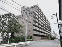 街並みに落ち着いた表情で佇む、端正なフォルムが印象的な住まいです。