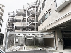 機能美を感じさせる端正な佇まいが、日々の暮らしに静かな安心感をもたらしてくれます。