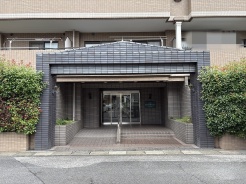 重厚なタイルが気品を漂わせ、住まう人を静かに迎え入れる落ち着いた佇まいのエントランスです。