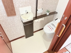 広めの作りになっている1階トイレ