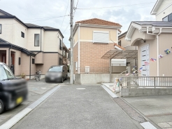 閑静な住宅街の道路の突き当り(写真右側)にあります。
