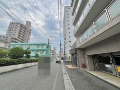落ち着いた街並みに佇み、周辺環境との調和を感じる穏やかな住環境が整っています。