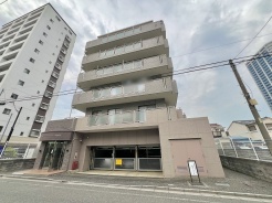 都市の風景に溶け込む、洗練されたフォルムが印象的な低層レジデンスの佇まい。