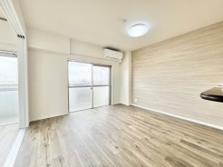 ナチュラルな木目の風合いが穏やかな調和を生み出し、心安らぐ心地よい暮らしの余白を感じさせてくれます。