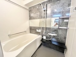 落ち着いた色調が日常の疲れを解きほぐし、ゆったりとした心地よい寛ぎのひとときを演出します。